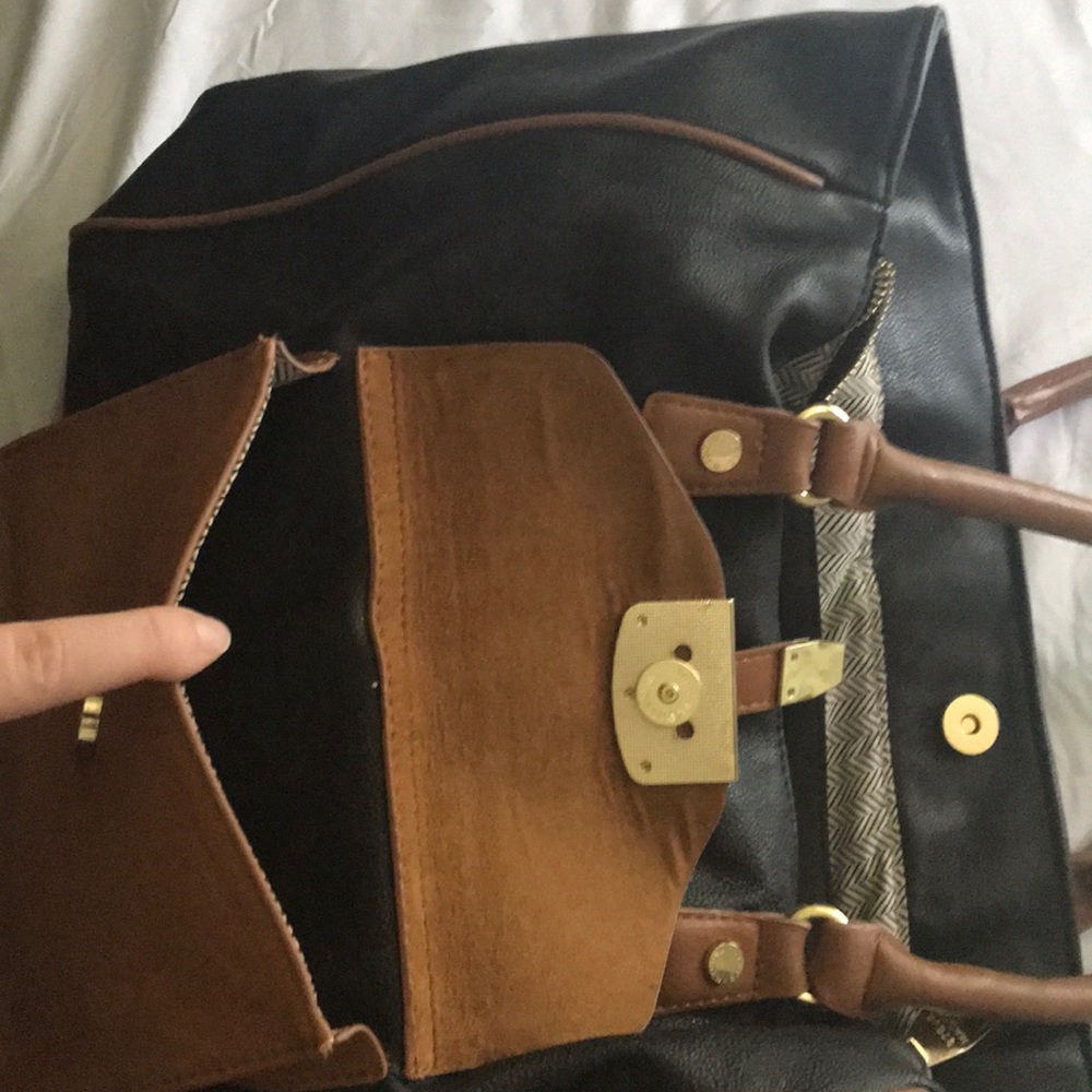 Mid-size purse! - Picture 2 of 3